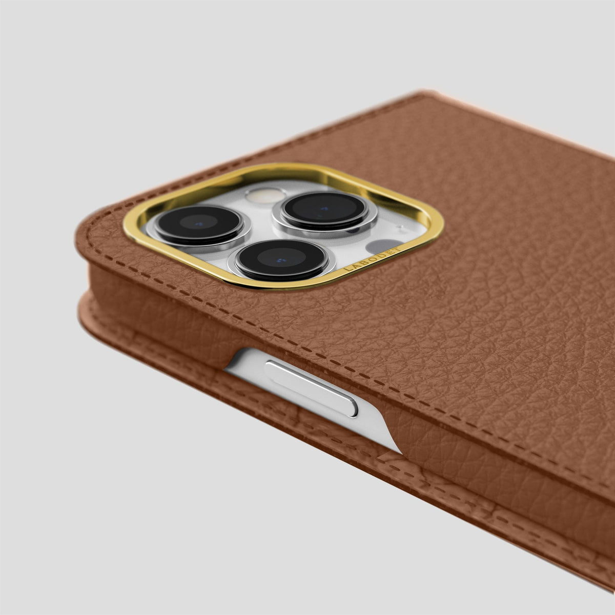 Caramel iPhone 15 Pro Folio Magsafe Case Calf with Gold Metal -5 | Caramel-Gold