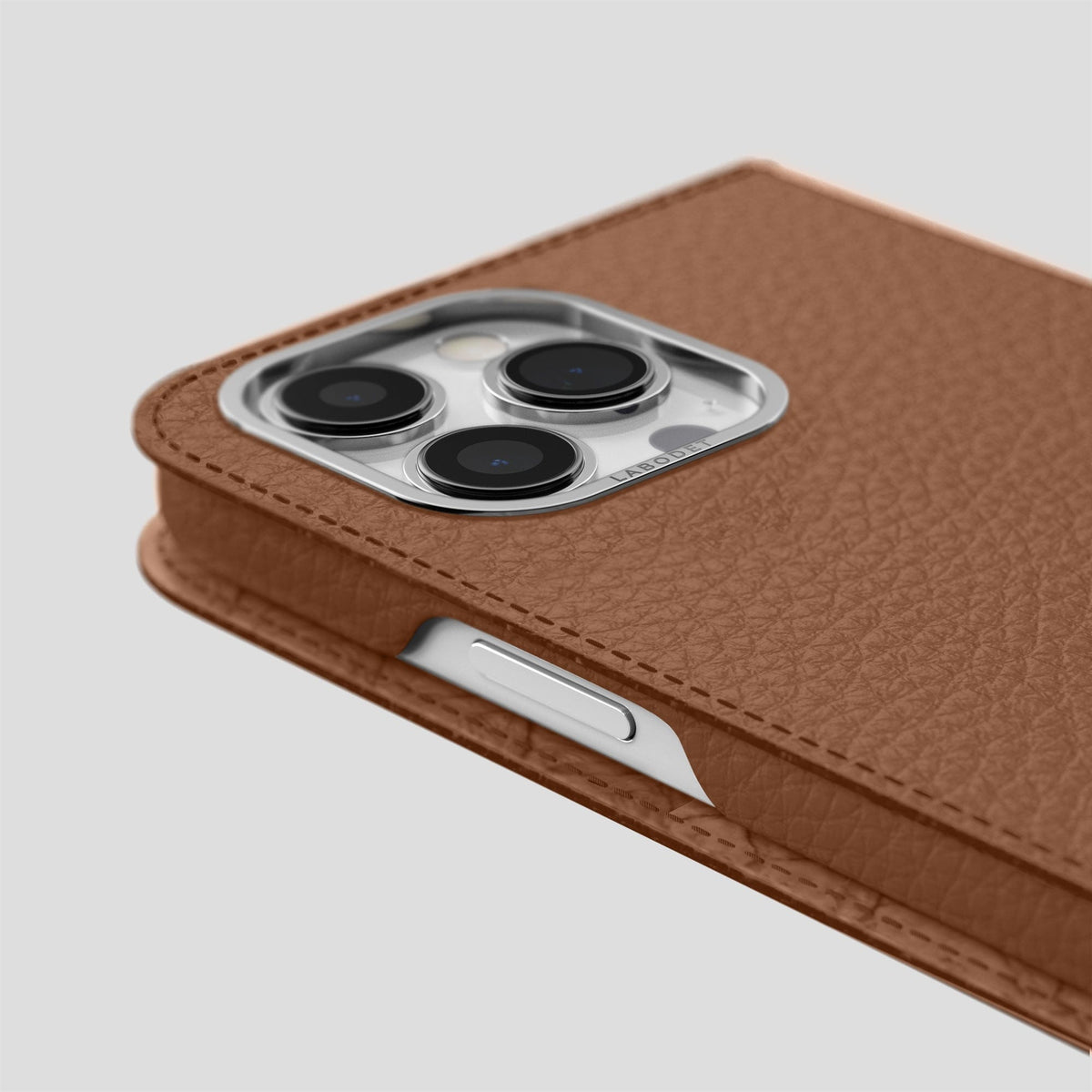 Caramel iPhone 15 Pro Folio Magsafe Case Calf with Steel Metal -5 | Caramel-Steel