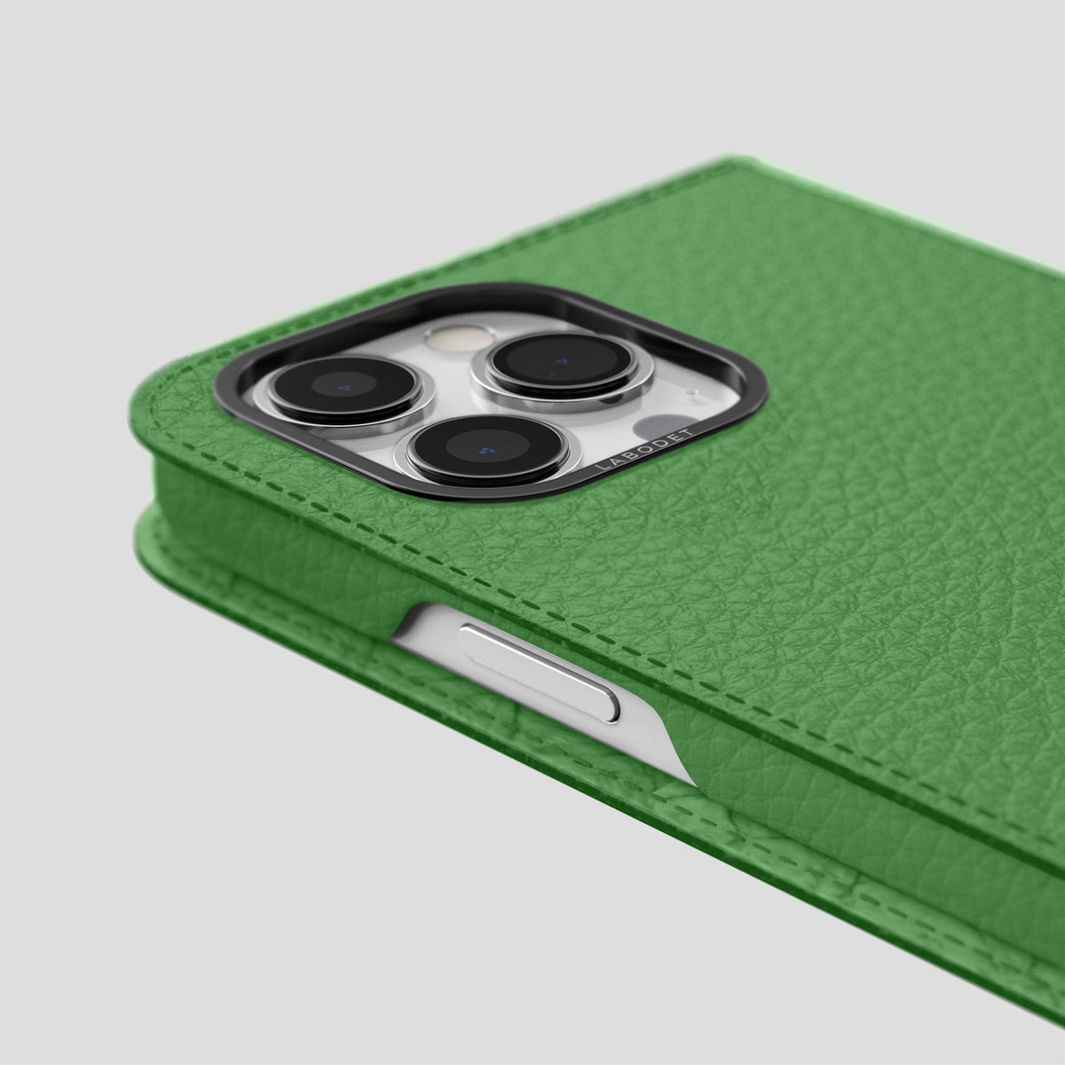 Herb iPhone 15 Pro Folio Magsafe Case Calf with Black Metal -5 | Herb-Black