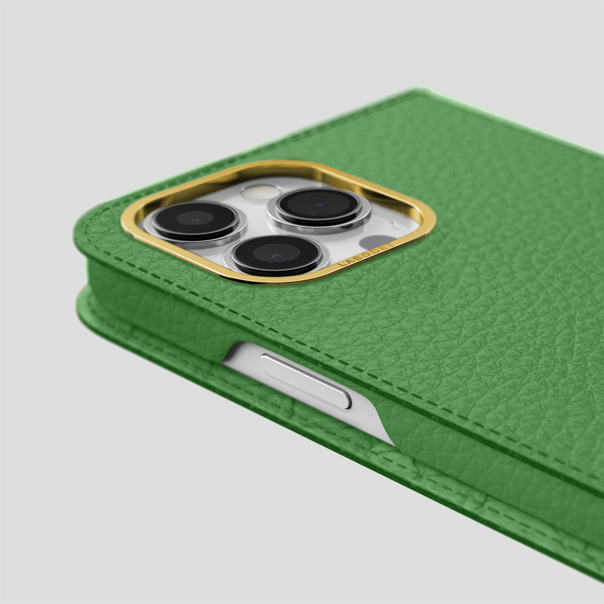 Herb iPhone 15 Pro Folio Magsafe Case Calf with Gold Metal -5 | Herb-Gold