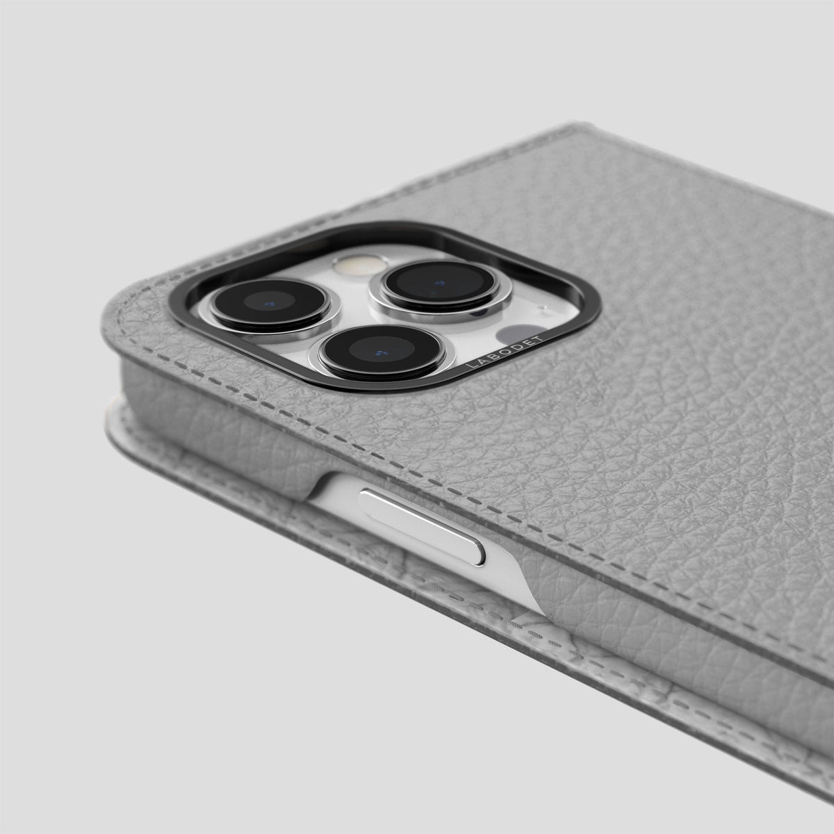 Nuage iPhone 15 Pro Folio Magsafe Case Calf with Black Metal -5 | Nuage-Black