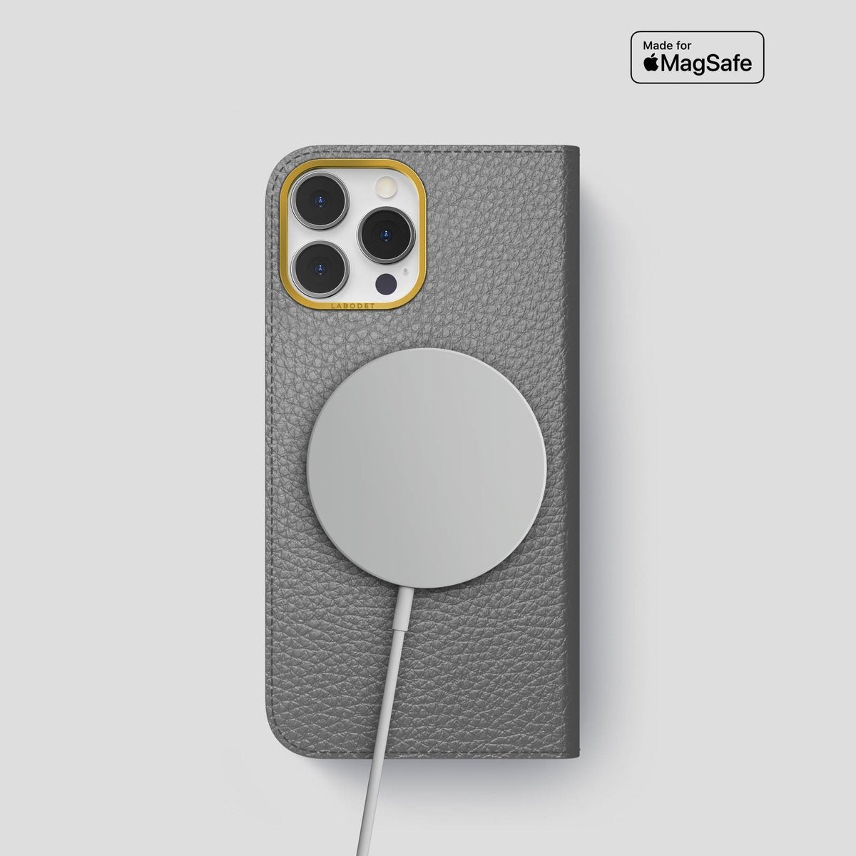 Souris iPhone 15 Pro Folio Magsafe Case Calf with Gold Metal -3 | Souris-Gold