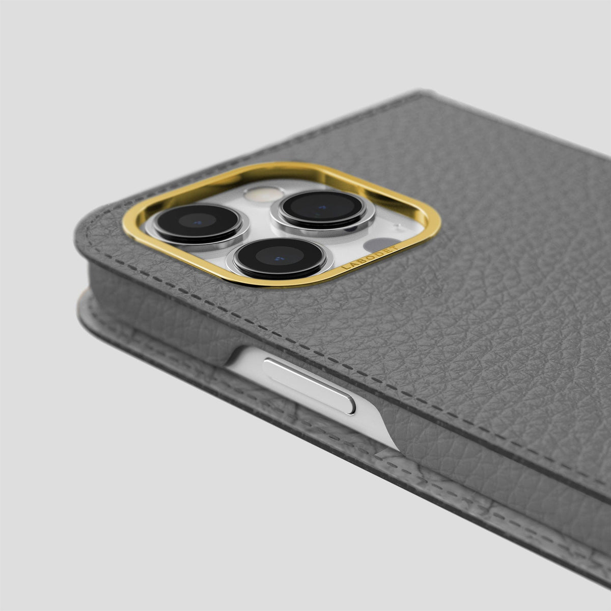 Souris iPhone 15 Pro Folio Magsafe Case Calf with Gold Metal -5 | Souris-Gold