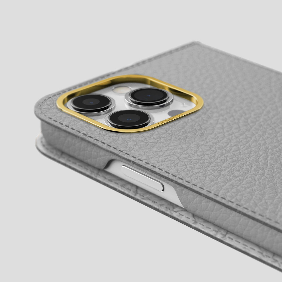 Nuage iPhone 15 Pro Max Folio Magsafe Case Calf with Gold Metal -5 | Nuage-Gold
