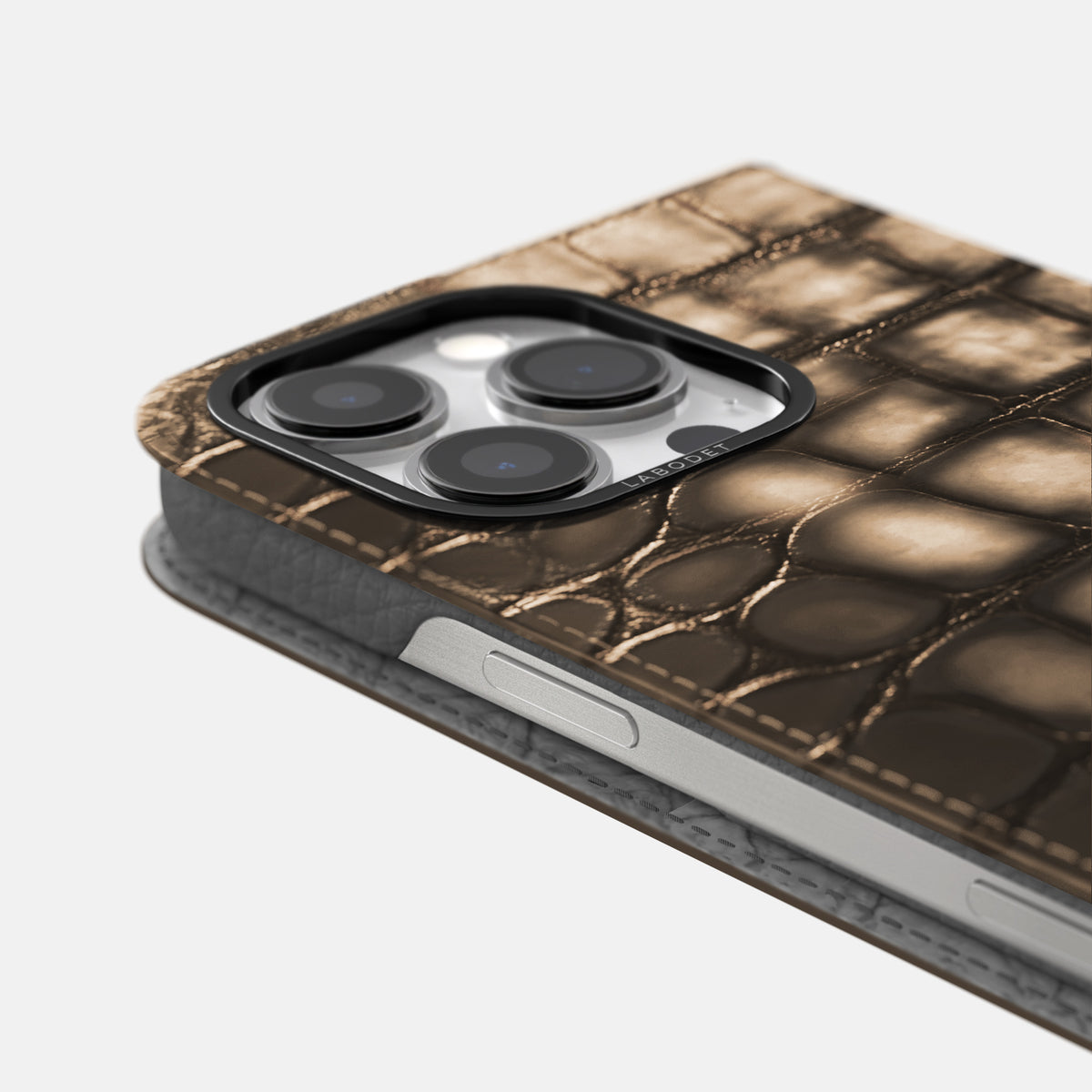 Etoupe iPhone 16 Pro Folio Magsafe Case Patina Alligator with Black Metal -5 | Etoupe-Black